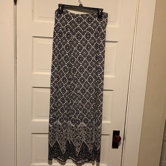 Max Studio Size Medium - Picture 6 of 7